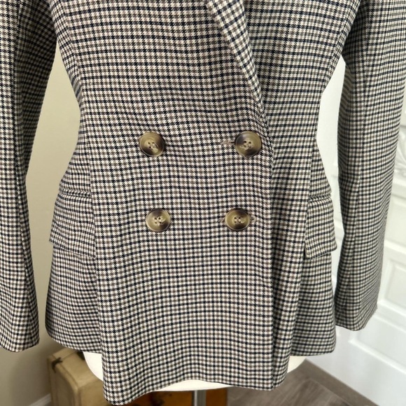 H&M multicolored brown, tan, and black plaid four button front blazer academia - Picture 2 of 8